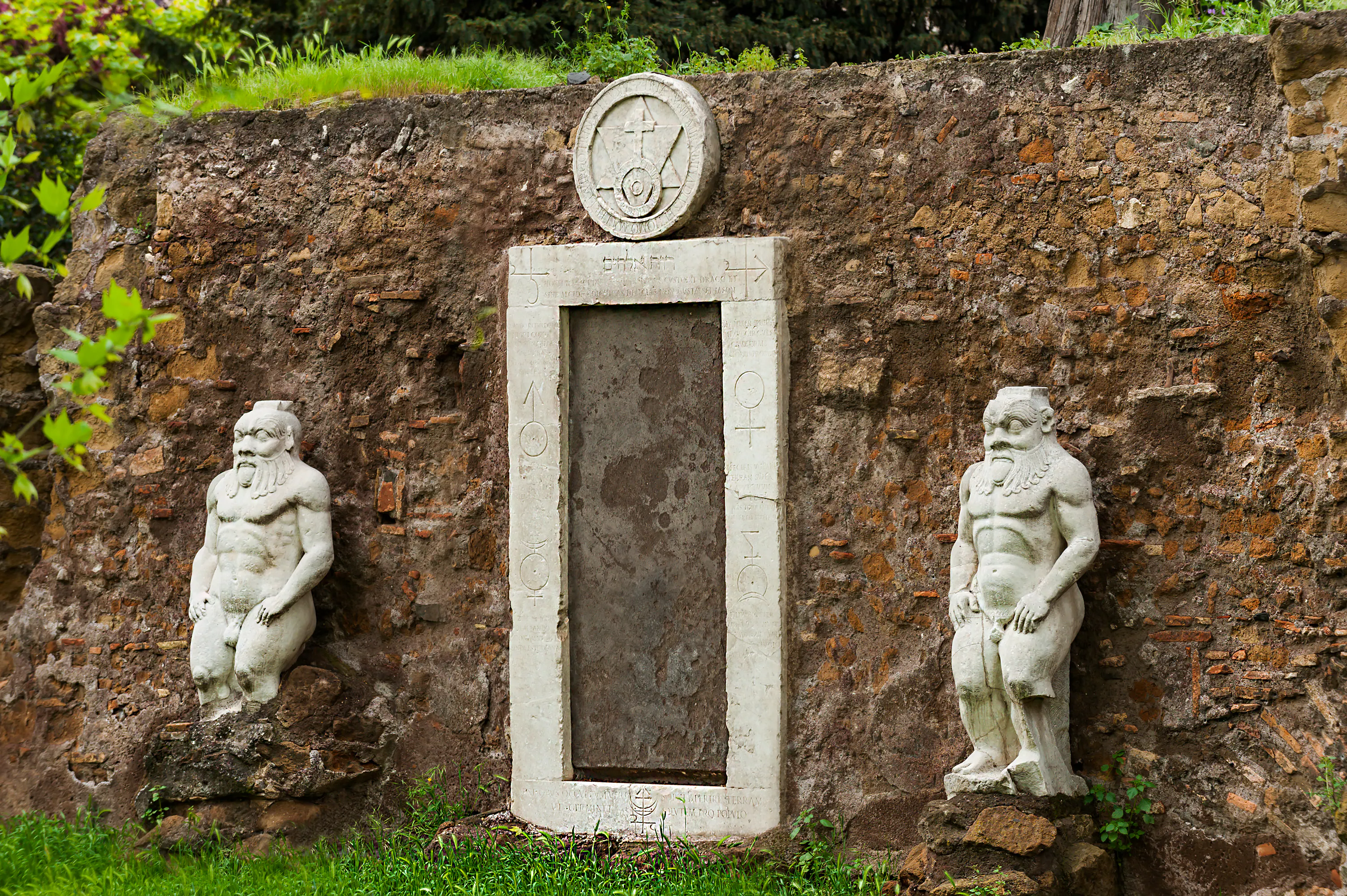 A Porta Alquímica-Hermética da Piazza Vittorio em Roma