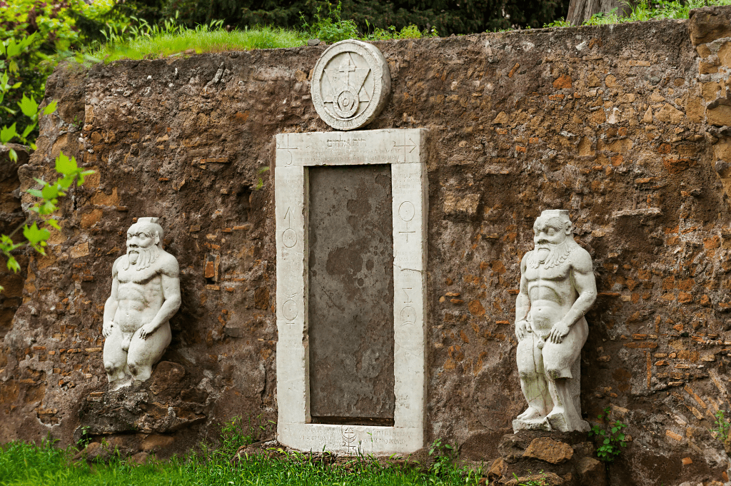 A Porta Alquímica-Hermética da Piazza Vittorio em&nbsp;Roma