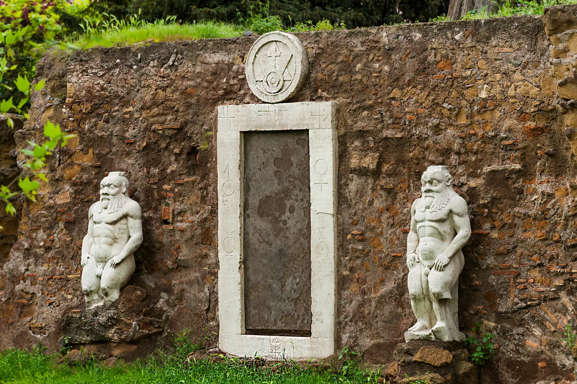 A Porta Alquímica-Hermética da Piazza Vittorio em Roma